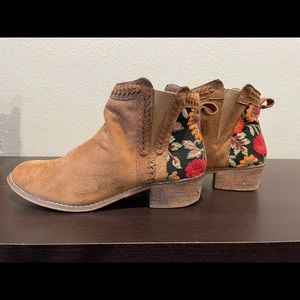 Camel booties